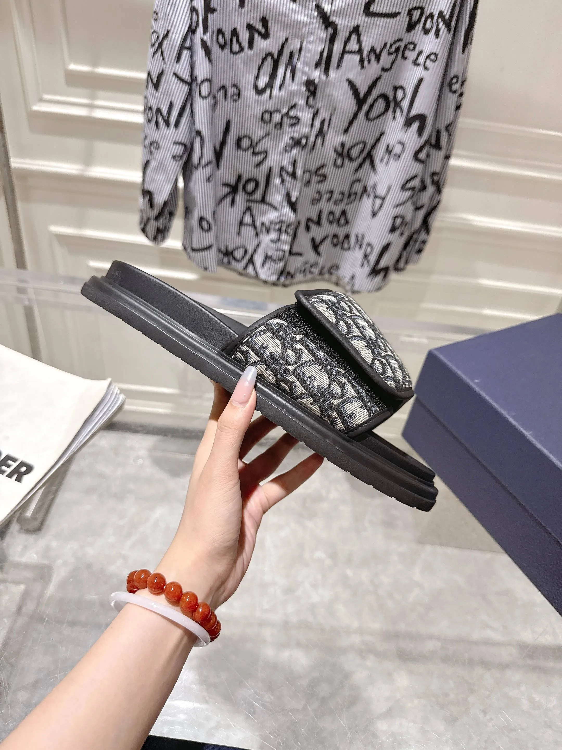 👟👟Ex-factory price 420👟👟 #Men's top version 𝐃𝐈𝐎𝐑# Dior's new men's summer slippers 🔥Purchase the original development Alias ​​sandals are new products in 2024. They are a leisurely and exquisite work. The upper is made of imported denim ➕ calfskin 🔥 Original molded rubber outsole provides the best comfort 🔥 ✔️Size: #38-46